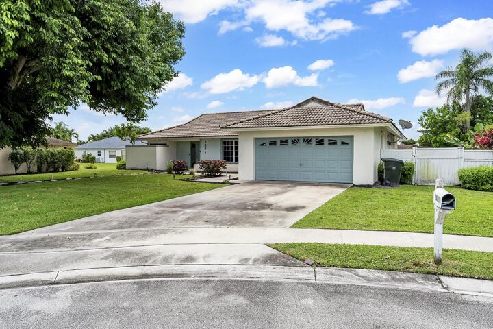 Property Photo: 2821 Belmore Court FL 33414