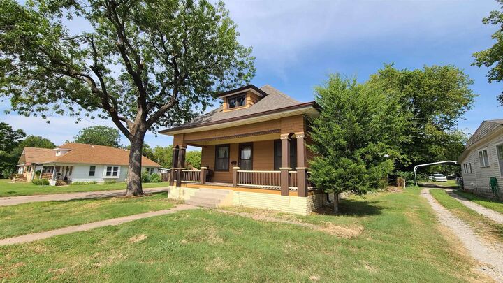 Property Photo: 823 N Washington Ave KS 67152