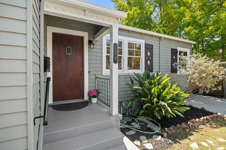 Property Photo:  724 10th Avenue  CA 94402 