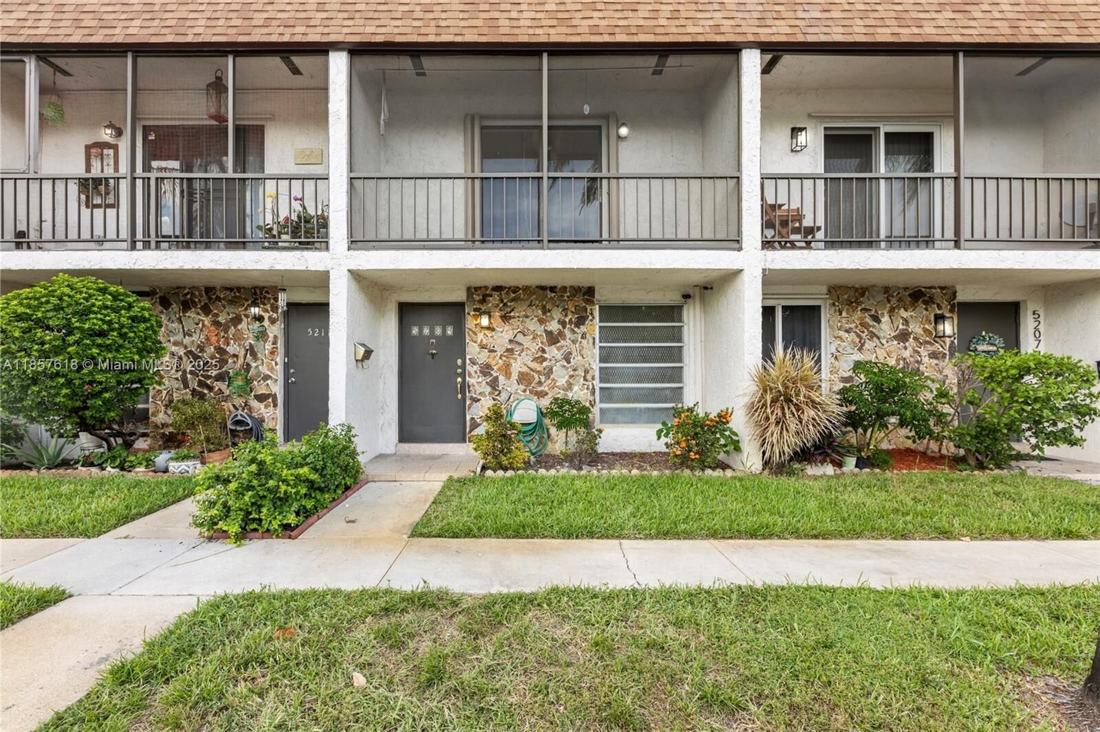 Property Photo:  5209 SW 40th Ave 51  FL 33314 