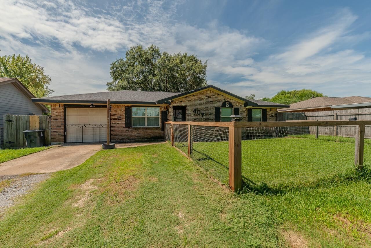 Property Photo: 407 Calvin Dr TX 77611-0000
