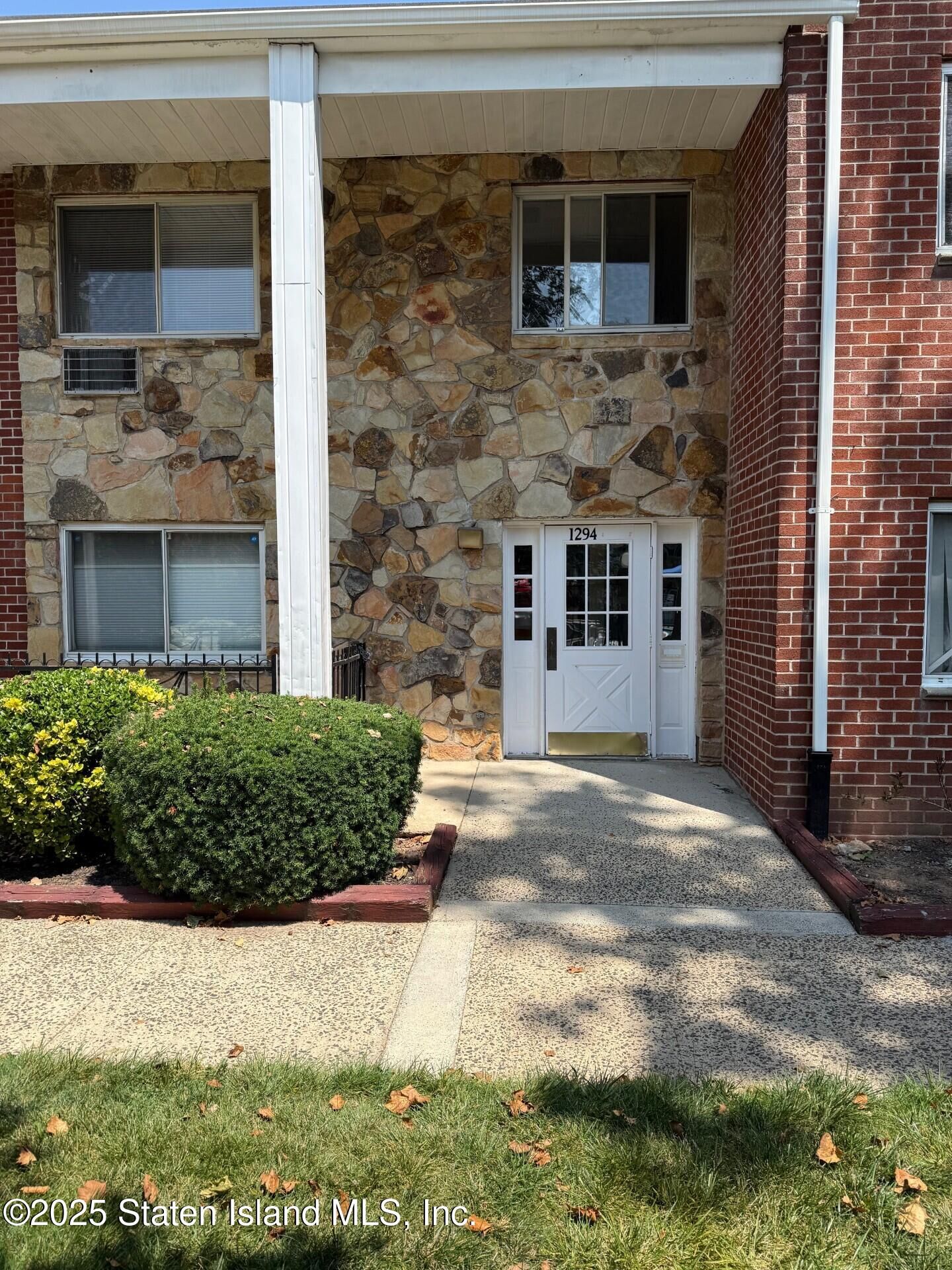 Property Photo:  1294 Rockland Avenue 1 D  NY 10314 