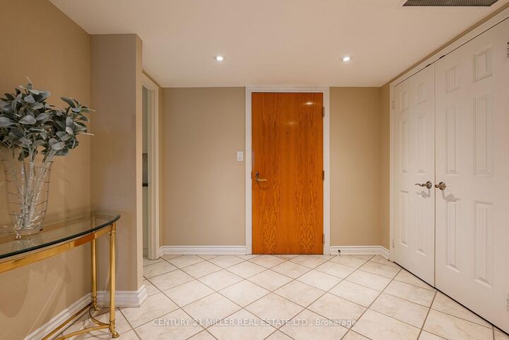 Property Photo:  100 Lakeshore Road E 710  ON L6J 6M9 