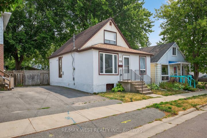 Property Photo: 35 Kingscourt Avenue ON K7K 4N6