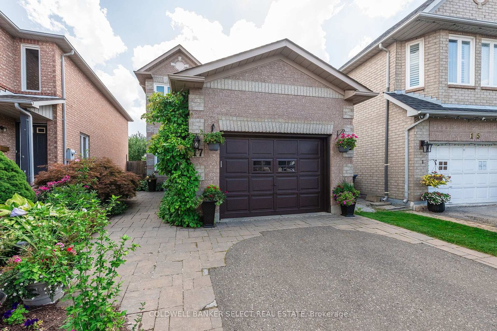 Photo de la propriété:  17 Saddletree Trail  ON L6X 4M5 