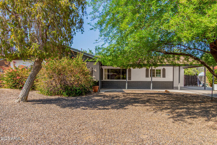 Property Photo: 1114 E Laurel Drive AZ 85122