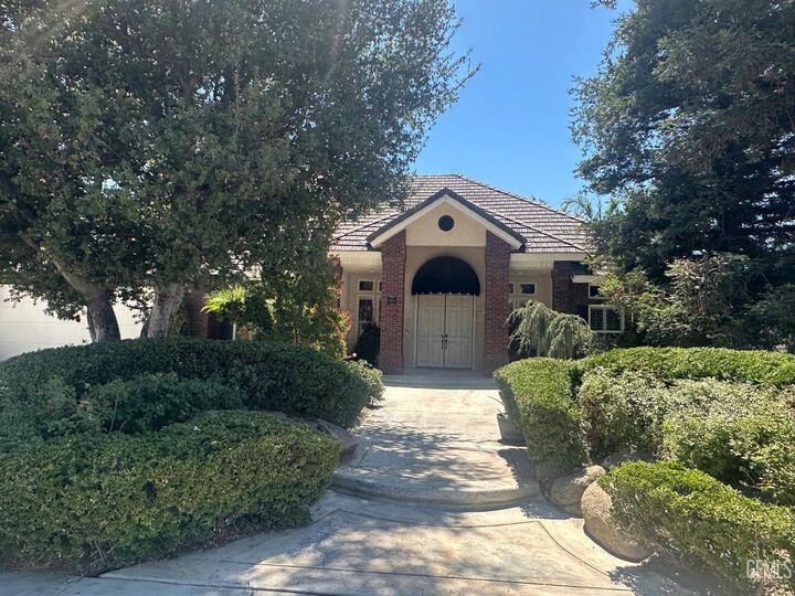 Property Photo: 9003 Forest Oaks Court CA 93312