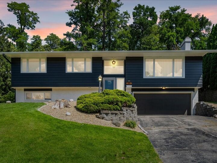 396 Red Fox Rd SE  Cedar Rapids IA 52403 photo
