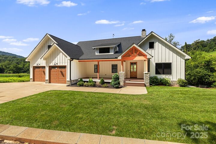 Property Photo: 111 Oak Mountain Drive NC 28748