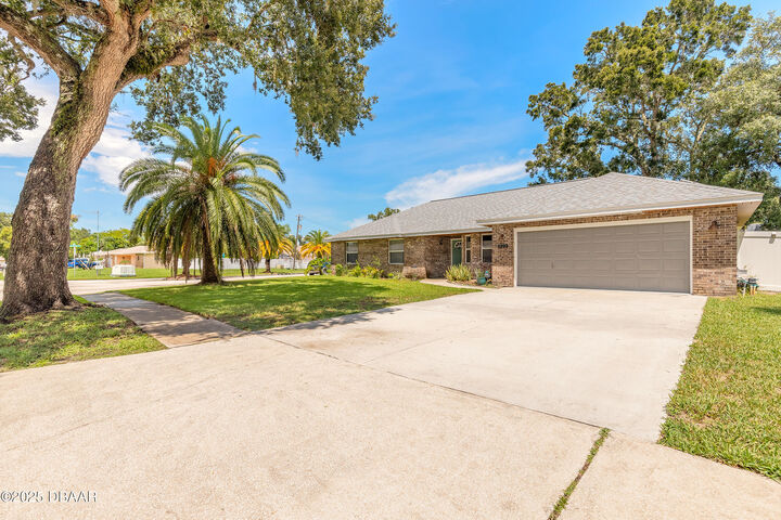 Property Photo:  923 Sand Crest Drive  FL 32127 