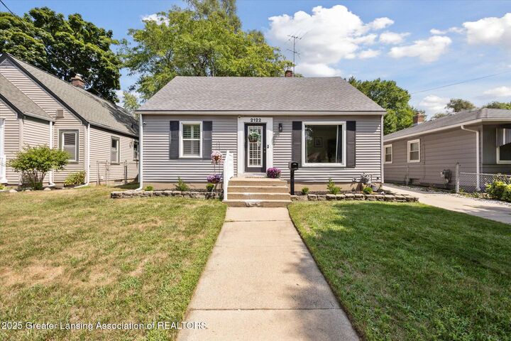 Property Photo:  2122 SE Eastern Avenue  MI 49507 