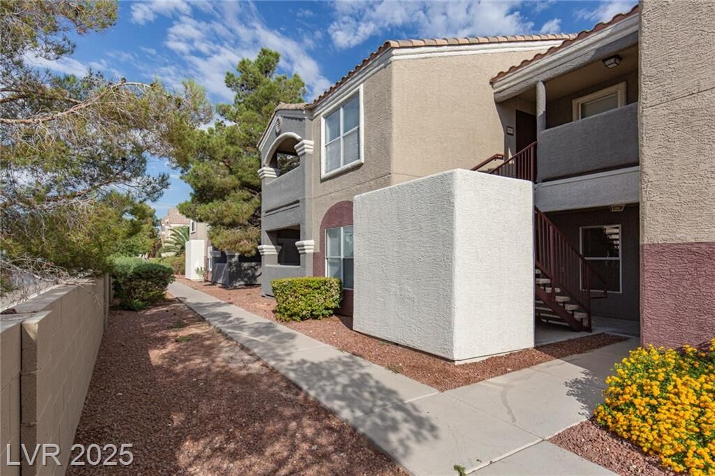 Property Photo:  5055 West Hacienda Avenue 1103  NV 89118 