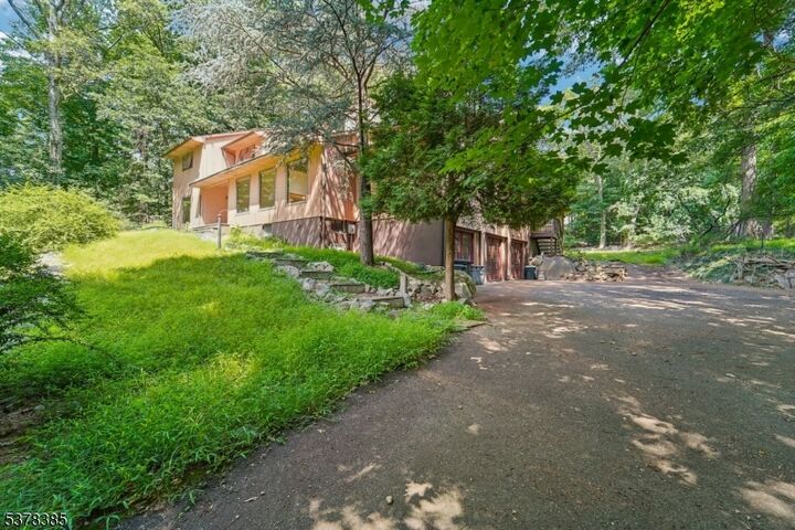 Property Photo:  724 Tall Oaks Ct  NJ 07417 