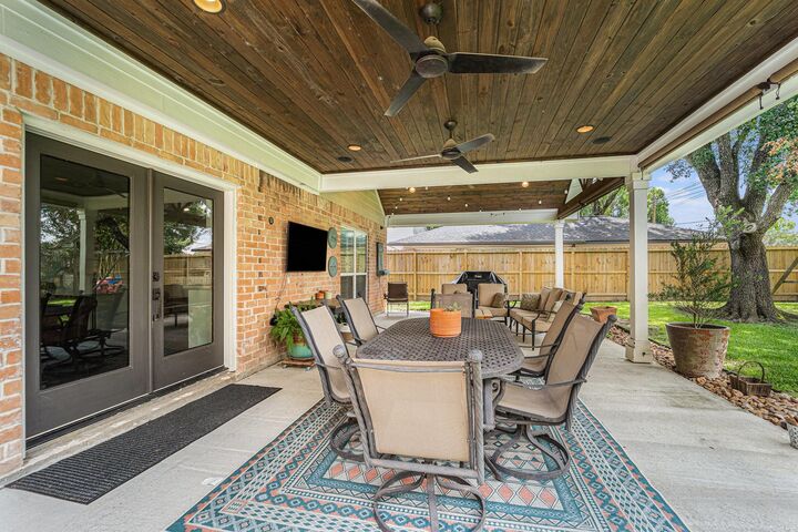 Property Photo:  322 Big Hollow Lane  TX 77042 
