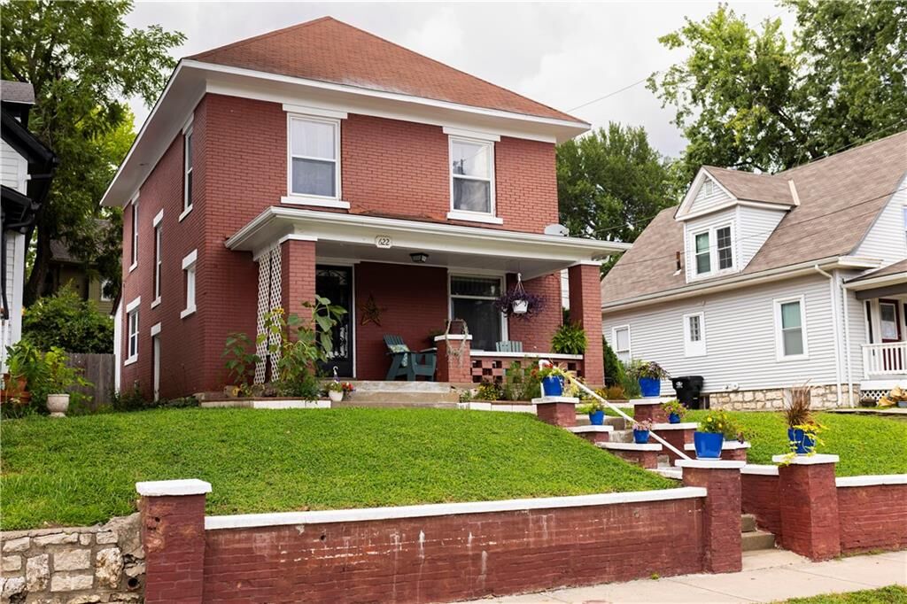 Property Photo: 622 W Lexington Avenue MO 64050