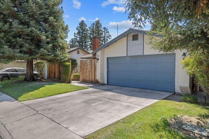 Property Photo:  1931 E Beech Avenue  CA 93292 