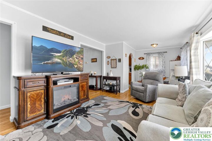 Property Photo:  1546 Eastwood Drive  PA 18018 