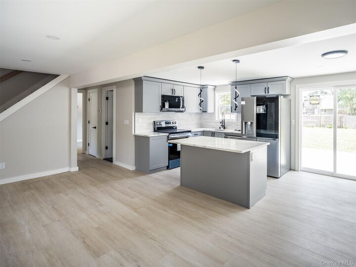 Property Photo:  7 Highview Lane  NY 11961 