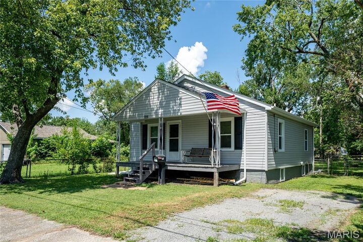 Property Photo:  725 26th Street  IL 62040 