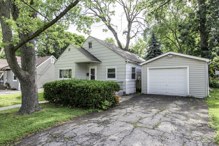 Property Photo: 221 Kenwood Drive IL 60073