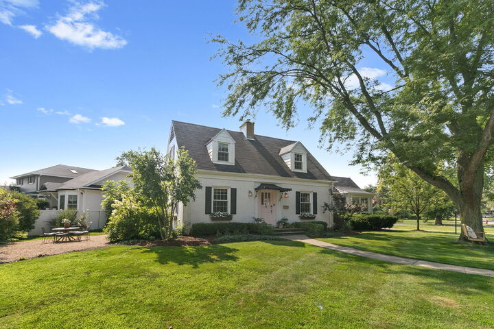 181 S Delaplaine Road  Riverside IL 60546 photo