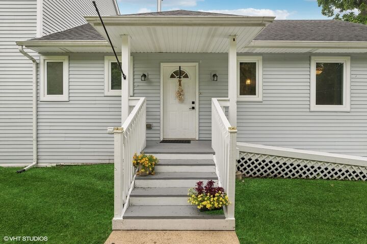 Property Photo: 811 Woodland Road IL 60084