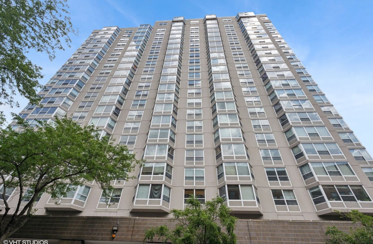 Property Photo:  720 W Gordon Terrace 15N  IL 60613 
