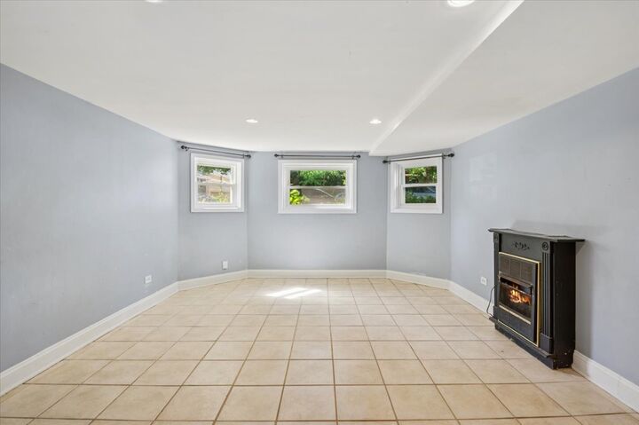 Property Photo:  5142 W Hutchinson Avenue  IL 60641 