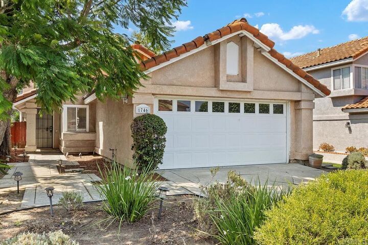 Property Photo:  1746 Avenida Alta Mira  CA 92056 