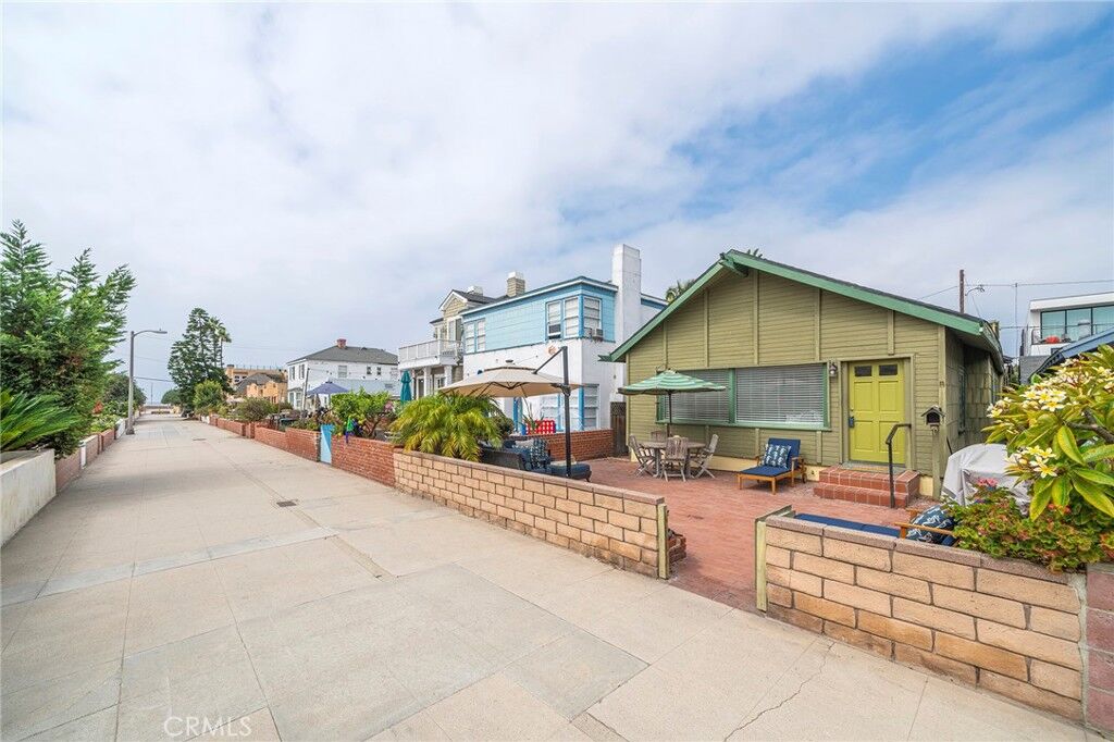 Property Photo: 77 17th CA 90254