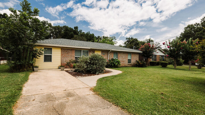 Property Photo:  1007 Woodbury Place  FL 32533 