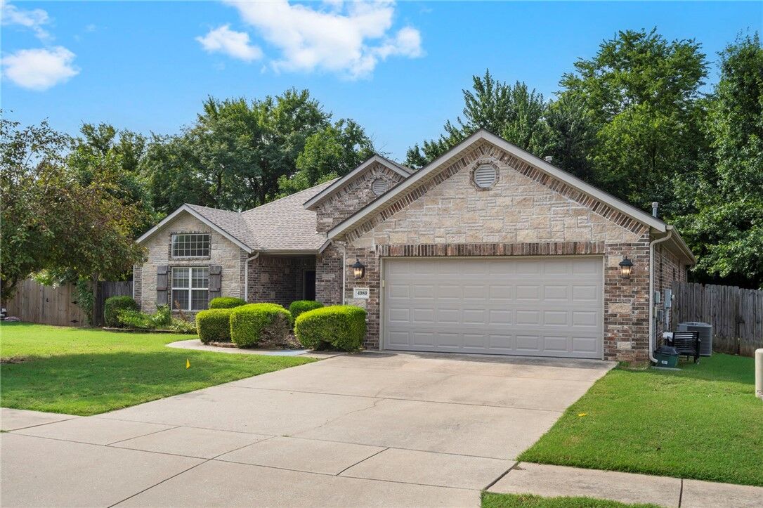 Property Photo: 4989 W Homespun Drive AR 72704