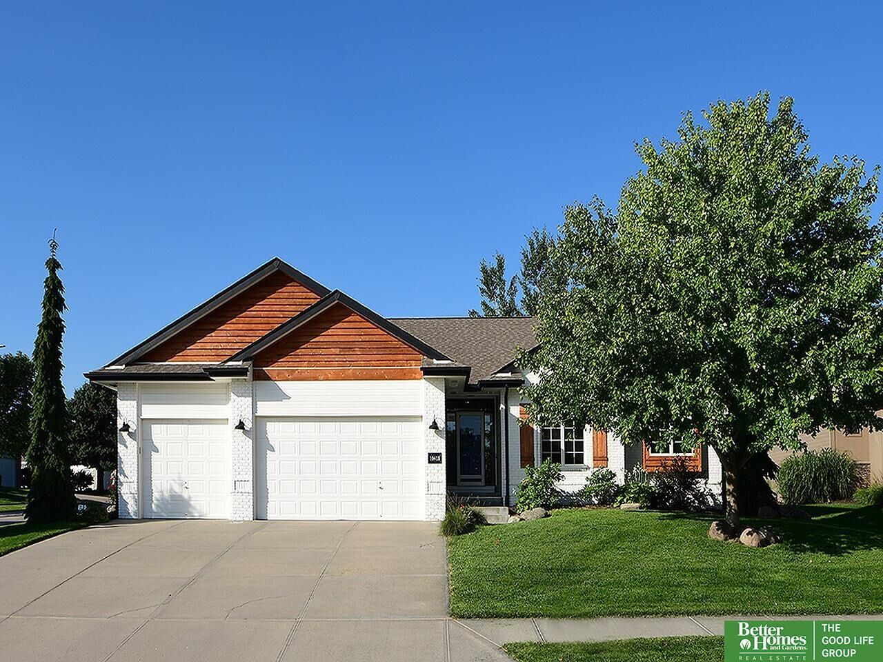 Property Photo: 10418 Spyglass Drive NE 68136