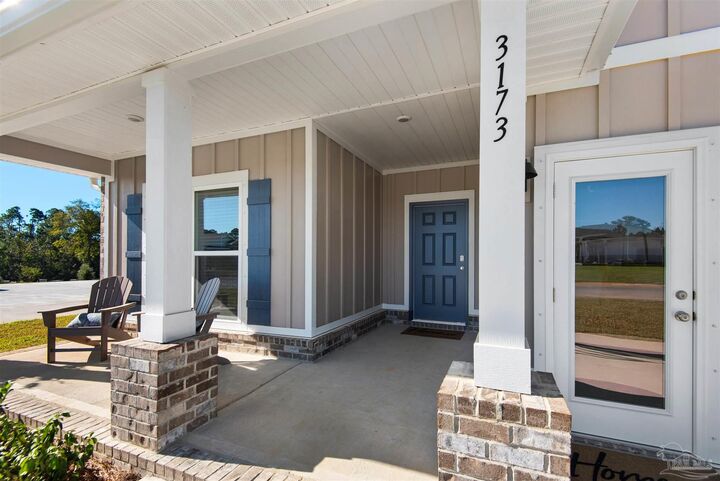 Property Photo:  3468 Crossvine Rd  FL 32533 