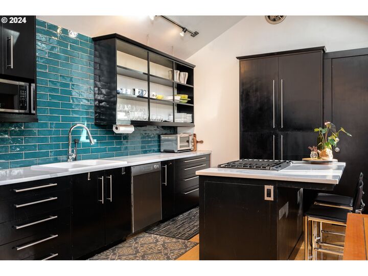 Property Photo:  4068 SW Hewett Blvd  OR 97221 