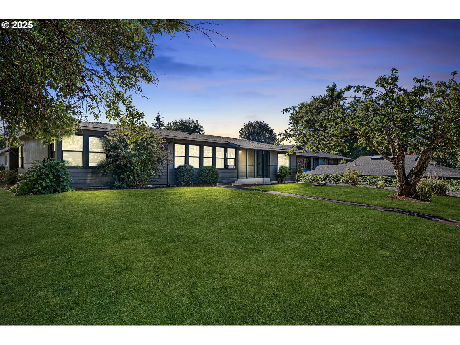 Property Photo:  325 Water St  OR 97477 
