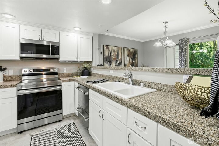 Property Photo: 25235 SE Klahanie Blvd G102 WA 98029