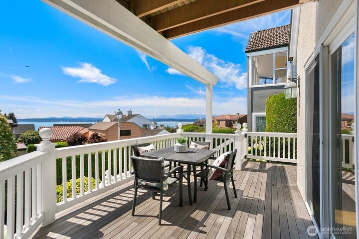 Property Photo:  2359  Rosemont Place W  WA 98199 