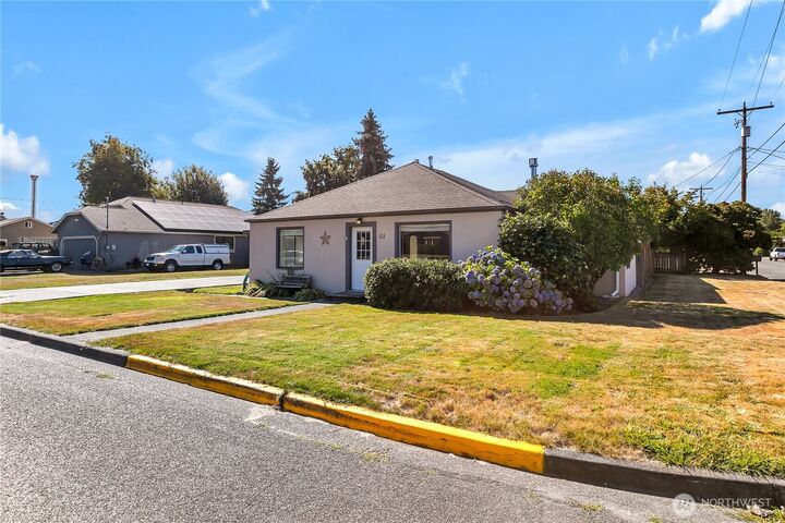 Property Photo: 624 9th Avenue SW WA 98371
