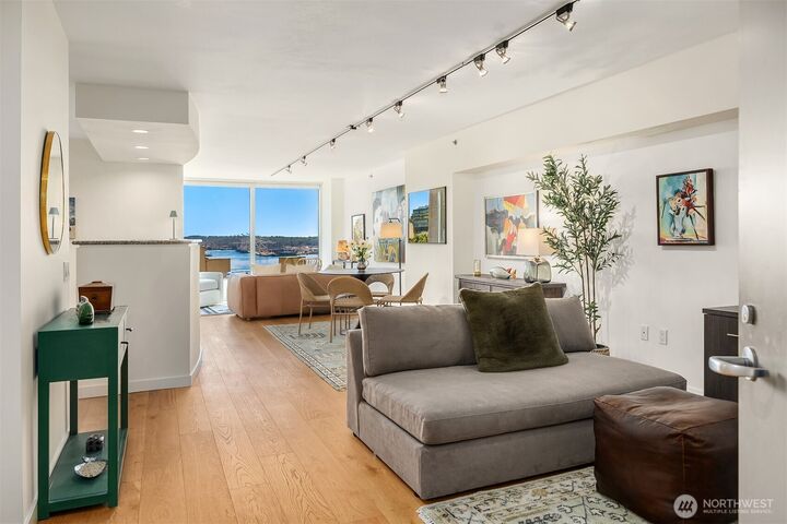 Property Photo:  2000  1st Avenue 803  WA 98121 