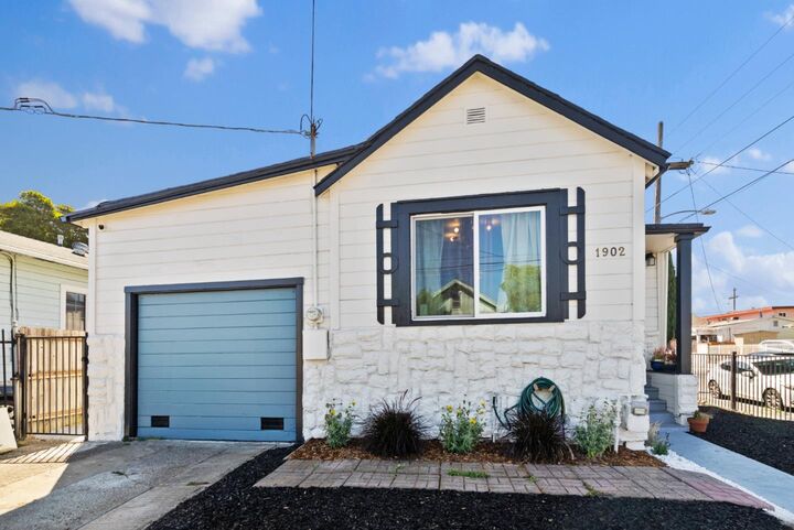Property Photo:  1902 88th Avenue  CA 94621 