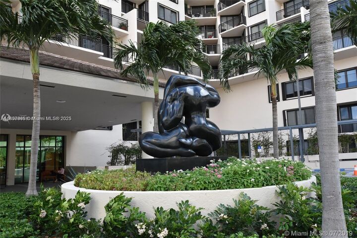 Property Photo: 540 Brickell Key Dr 818 FL 33131