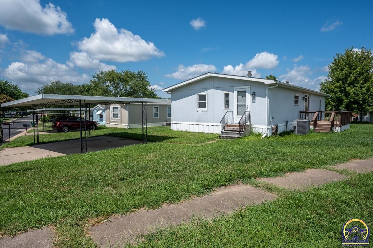 Property Photo: 318 SE 48th St KS 66609