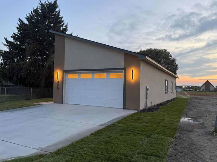 Property Photo:  926 N 26th Ave  WA 99301 