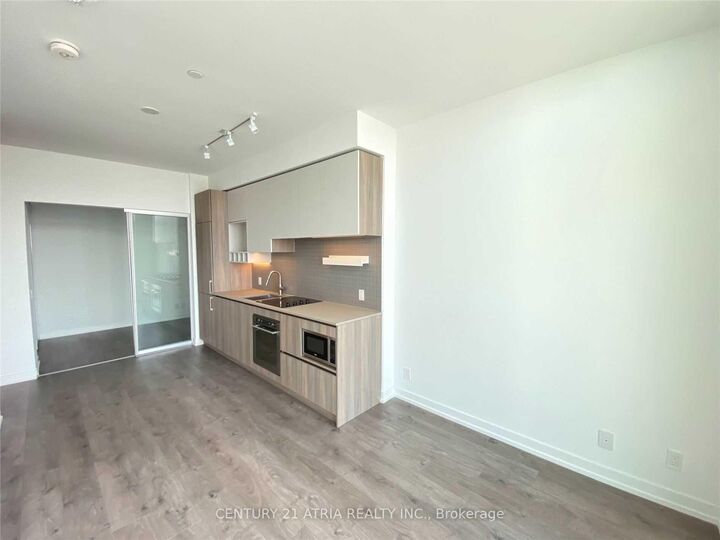 Property Photo: 950 Portage Parkway Ph07 ON L4K 0J7
