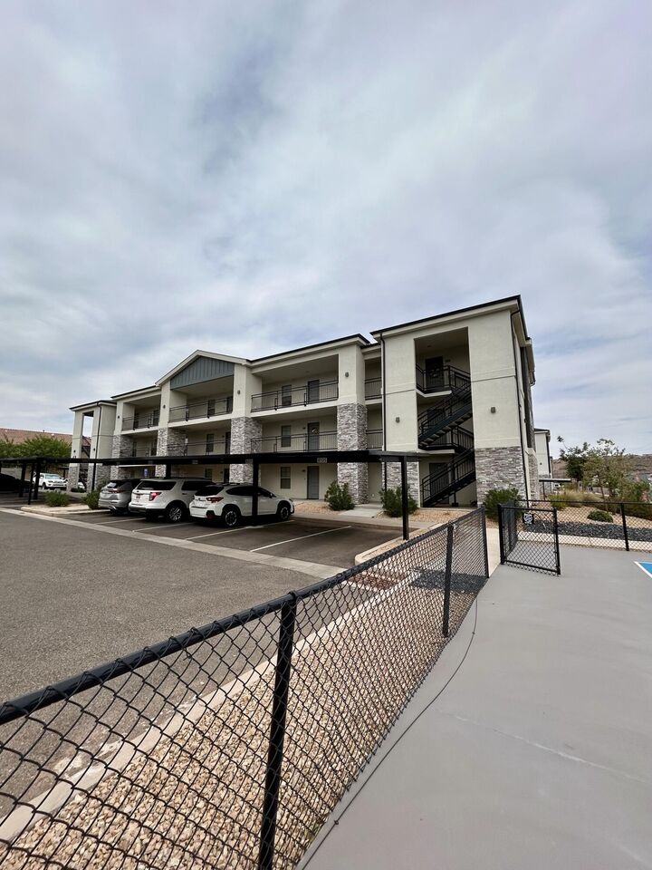 Property Photo: 1167 E Telegraph St B 305 UT 84780