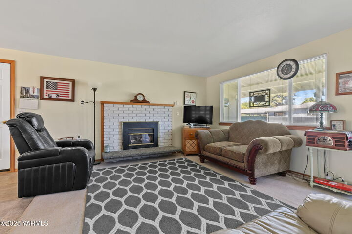Property Photo:  1102 W Naches Ave  WA 98942 