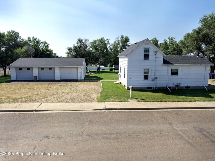 Property Photo: 946 2nd St. E ND 58601