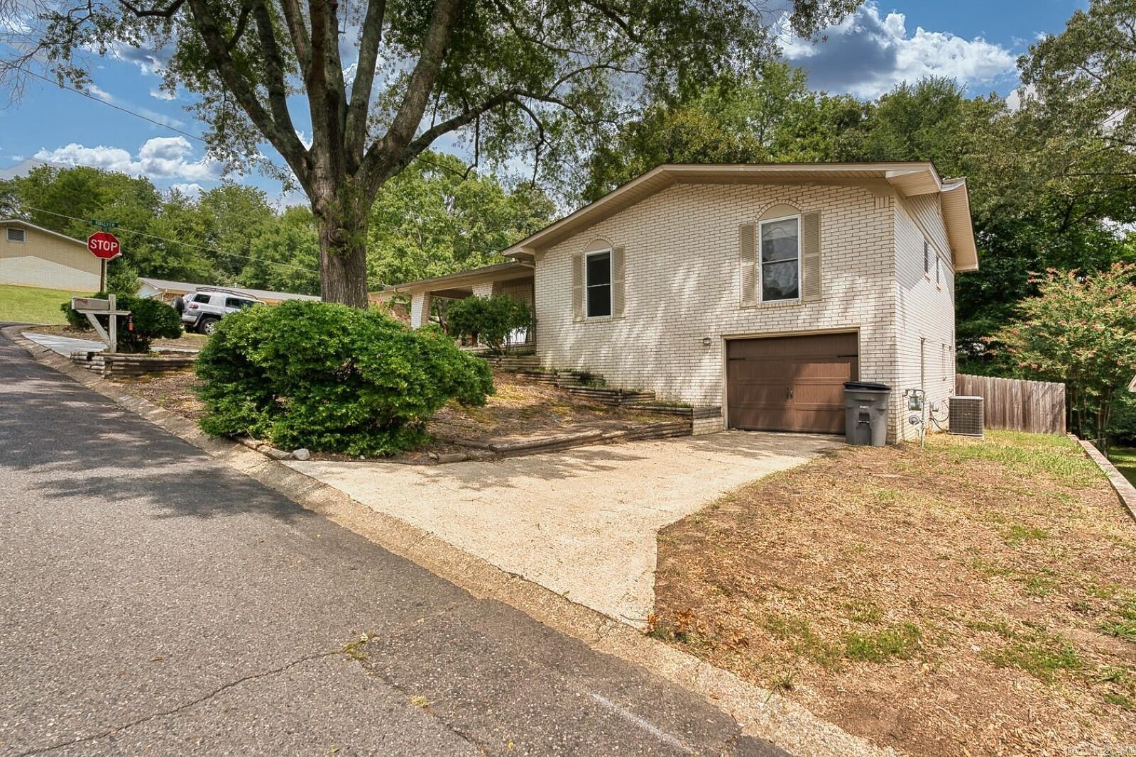 Property Photo:  110 Pineview Street  AR 71901 