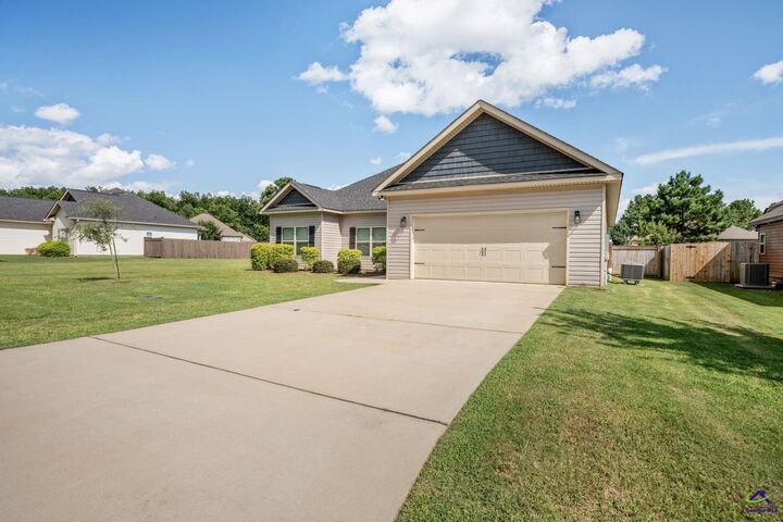Property Photo:  304 New Hope Drive  GA 31069 